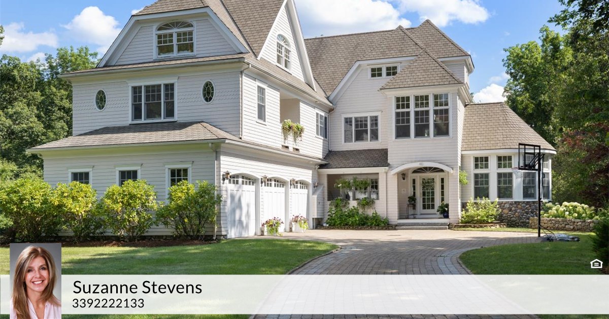 40 Canoe Club Ln, Pembroke, MA 02359